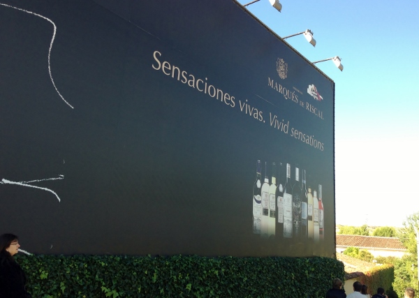 Encuentro_foreros_Rioja_2013_Marqués_Riscal_cartel_bodega